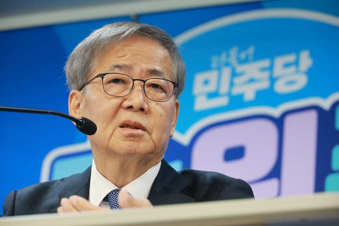 임혁백 더불어민주당 공천관리위원장이 21일 여의도 중앙당사에서 공천 심사 결과를 브리핑하고 있다. (사진=연합뉴스)