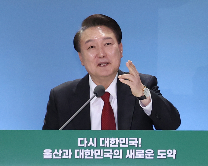 윤석열 대통령이 21일 울산에서 제13차 국민과 함께하는 민생토론회를 주재하고 토지 이용 활성화 방안에 대해 발언하고 있다. (사진=연합뉴스)