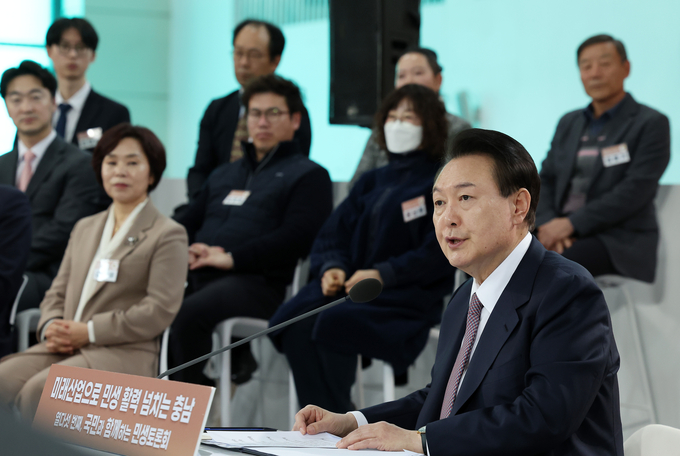 윤석열 대통령이 26일 충남 서산비행장에서 '미래산업으로 민생활력 넘치는 충남'을 주제로 열린 열다섯 번째 ‘국민과 함께하는 민생토론회’에서 발언하고 있다. (사진=연합뉴스)