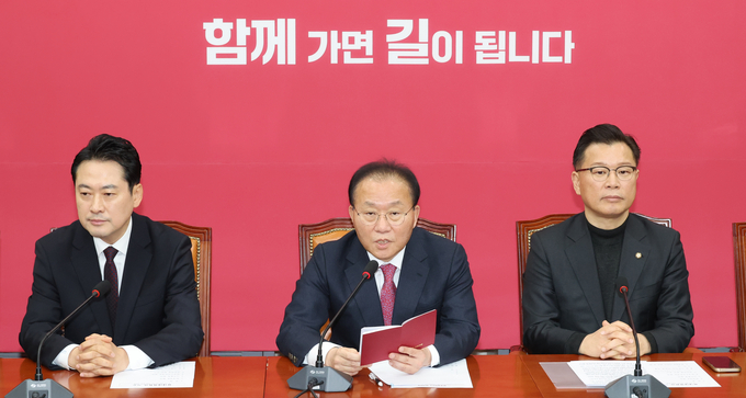 윤재옥 국민의힘 원내대표(가운데)가 27일 국회에서 원내대책회의를 열고 발언하고 있다. (사진=연합뉴스)