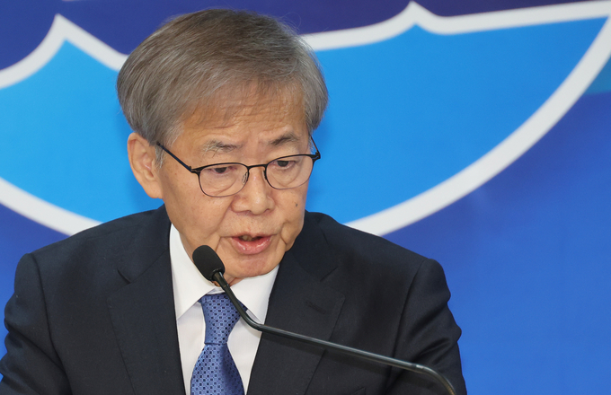임혁백 더불어민주당 공천관리위원장이 28일 여의도 중앙당사에서 제8차 공천심사 결과를 발표하고 있다. (사진=연합뉴스)