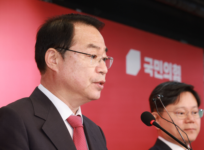 국민의힘 여의도 중앙당사에서 정영환 국민의힘 공천관리위원장(왼쪽)이 발언하고 있다. (사진=연합뉴스)