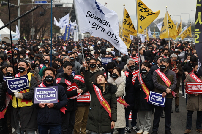 3일 오후 서울 여의도공원 옆 여의대로 인근에서 열린 전국의사 총궐기대회에 참가자들이 모이고 있다. ( 사진 = 연합뉴스 제공 )