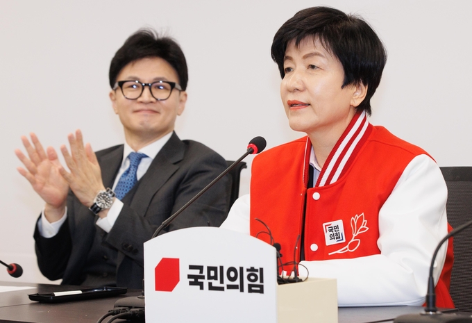 김영주 국회부의장(오른쪽)이 4일 국민의힘 여의도 중앙당사에서 열린 입당식에 참석해 입당 소감을 밝히고 있다. 왼쪽은 한동훈 국민의힘 비상대책위원장. (사진=연합뉴스)