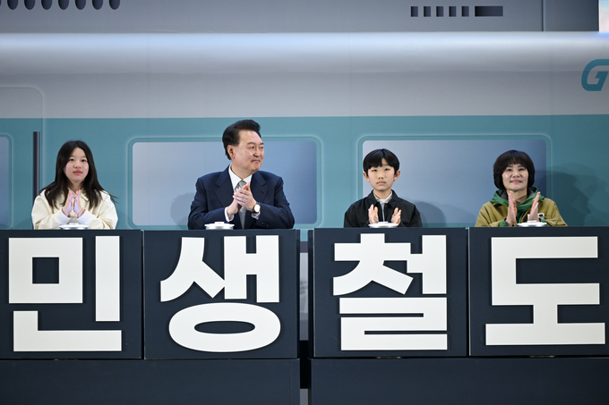  윤석열 대통령이 7일 인천 송도컨벤시아에서 열린 수도권광역급행철도(GTX) B노선 착공기념식에서 기념 세리머니를 하며 박수를 치고 있다. (사진=연합뉴스)