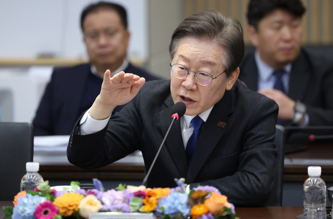 이재명 더불어민주당 대표가 7일 이천 SK하이닉스에서 김동섭 사장과 반도체 정책간담회를 하고 있다. (사진=연합뉴스)