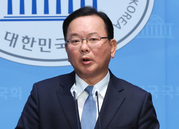 김부겸 전 국무총리가 11일 국회 소통관에서 기자회견을 열고 더불어민주당 선거대책위원회 공동선대위원장직 합류 의사를 밝히고 있다. (사진=연합뉴스)