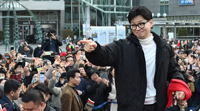 한동훈 국민의힘 비상대책위원장이 지난 12일 서울 영등포구 타임스퀘어를 방문해 시민들에게 김영주(영등포갑)·박용찬(영등포을) 후보의 지지를 호소하고 있다. (사진=연합뉴스)