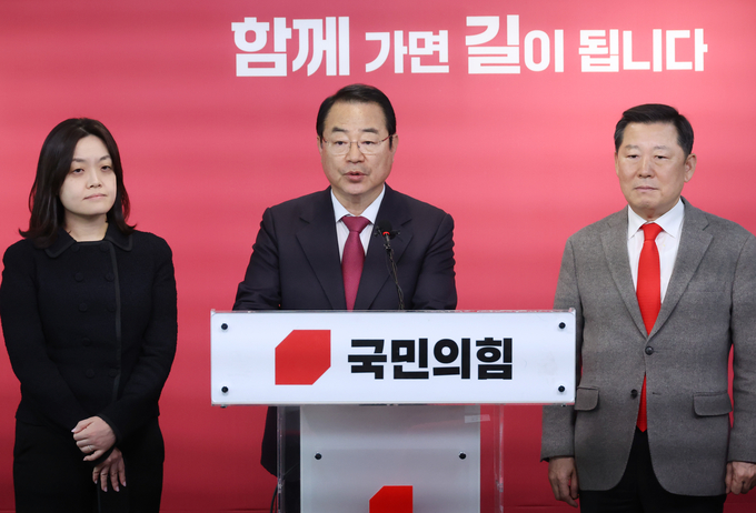 정영환 국민의힘 공천관리위원장(가운데)이 여의도 중앙당사에서 브리핑하는 모습. (사진=연합뉴스)