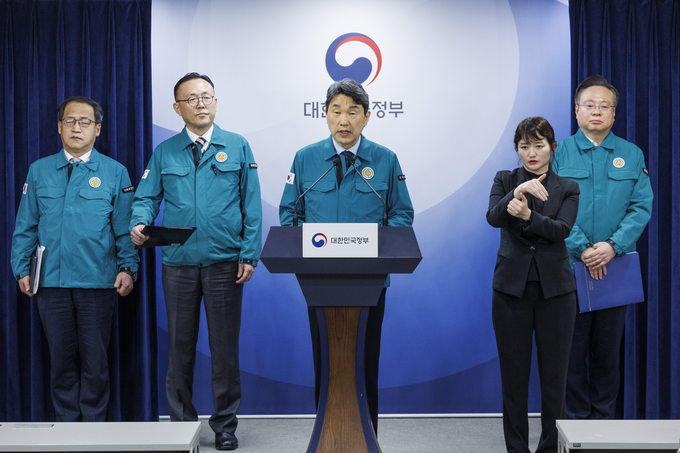 20일 정부서울청사에서 이주호 부총리가 의대 정원 확대안 지역별 배분 결과를 발표하고 있다. ( 사진 = 연합뉴스 제공 )