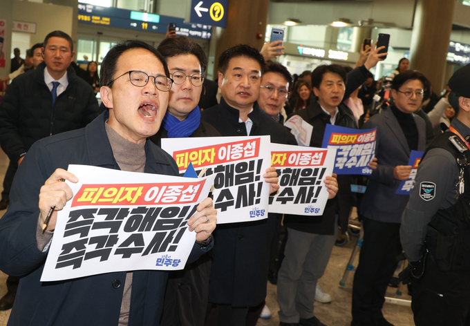 더불어민주당 홍익표 원내대표를 포함한 의원들이 21일 인천 영종도 인천국제공항 제1터미널을 통해 귀국한 이종섭 주 호주 대사를 향해 사퇴 촉구 구호를 외치고 있다. (사진=연합뉴스)
