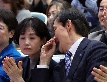 총선에서 조국혁신당 비례대표 1번을 받은 박은정 전 법무부 감찰담당관과 2번을 받은 조국 대표가 지난달 24일 대전에서 열린 대전시당 창당행사에 참석해 귀엣말을 나누고 있다.