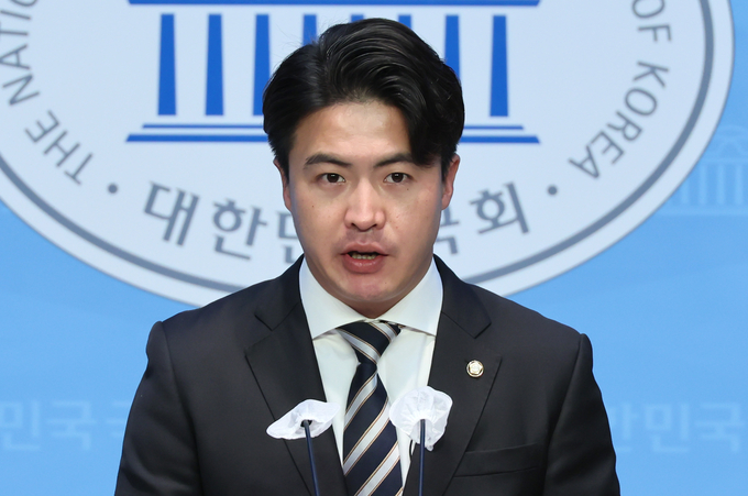 오영환 새로운미래 총괄선거대책위원장이 31일 국회 소통관에서 긴급기자회견을 열고 여야 후보들에 대한 비판적 입장을 발표하고 있다. (사진=연합뉴스)