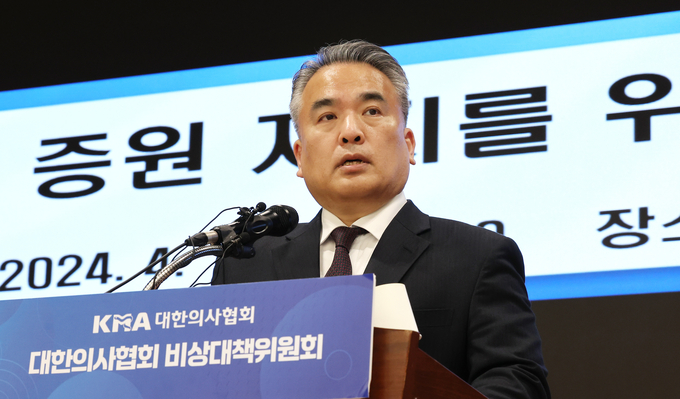 김성근 의협비대위 언론홍보위원장이 1일 서울 용산구 의사협회에서 열린 정례브리핑에서 윤석열 대통령이 이날 대국민 담화를 통해 밝힌 2천명 의대 증원의 필요성과 의료개혁 완수 의지를 피력한 것과 관련해 입장을 설명하고 있다. (사진=연합뉴스)