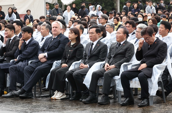  3일 오전 제주시 4·3 평화공원에서 열린 4·3 희생자 추념식에서 이재명 더불어민주당 대표가 유족의 사연을 듣던 중 눈물을 닦고 있다. (사진=연합뉴스)
