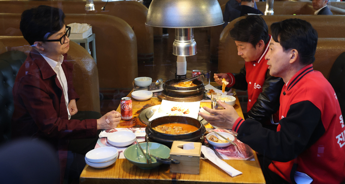 한동훈 위원장과 원희룡 후보가 계양구의 한 고깃집에서 만나 이야기를 나누고 있다. ( 사진 = 연합뉴스 )