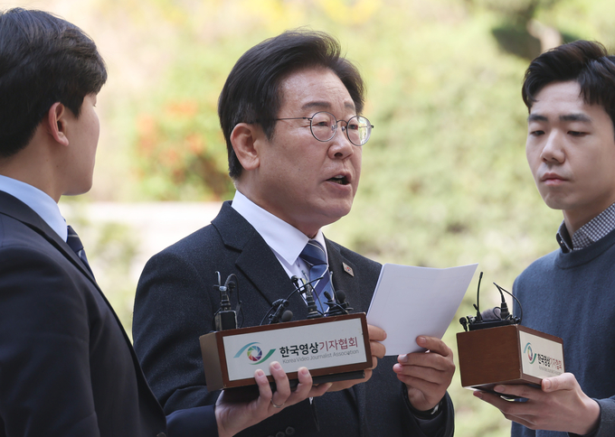 이재명 더불어민주당 대표가 9일 서울 서초구 서울중앙지법에서 열린 대장동·백현동 개발 비리 및 성남FC 뇌물 의혹 재판 출석에 앞서 기자회견을 열고 총선 관련 발언을 하고 있다. (사진=연합뉴스)