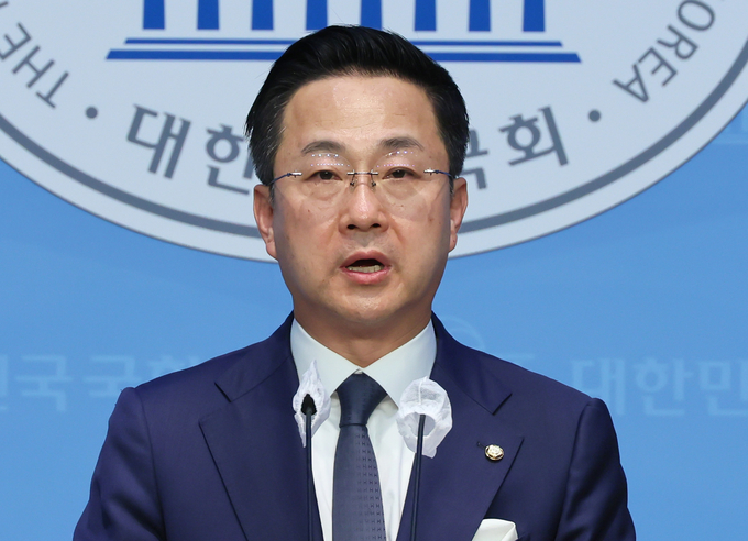 박성준 더불어민주당 대변인이 14일 국회 소통관에서 채상병 특검법 관련 브리핑을 하고 있다. (사진=연합뉴스)