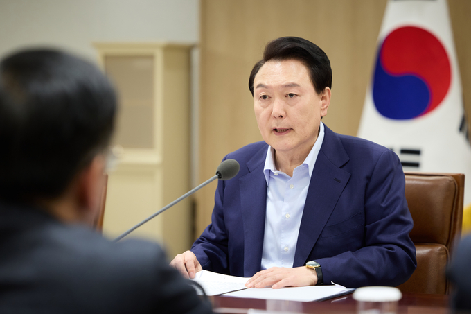 윤석열 대통령이 14일 서울 용산 대통령실 청사에서 열린 '중동 사태에 따른 긴급 경제·안보 회의'에서 발언하고 있다. (사진=연합뉴스)