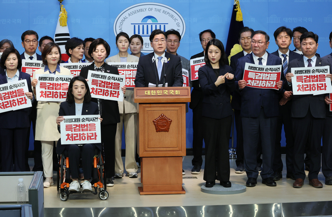 더불어민주당 의원들이 15일 국회 소통관에서 채 상병 순직사건 및 외압사건에 대한 특검법 처리를 촉구하는 기자회견을 하고 있다. (사진=연합뉴스)