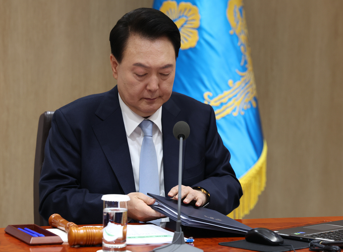 윤석열 대통령이 지난 16일 용산 대통령실에서 국무회의를 주재하기 전 자료를 정리하고 있다. (사진=연합뉴스)