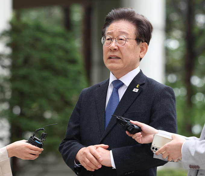 이재명 더불어민주당 대표가 지난 16일 오전 서울 서초구 서울중앙지방법원에서 열린 1심 속행 공판에 출석하며 발언하고 있다. (사진=연합뉴스)
