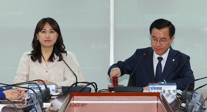 더불어민주연합 윤영덕 공동대표가 지난 22일 국회 의원회관에서 열린 최고위원회의에서 의사봉을 두드리고 있다. (사진=연합뉴스)