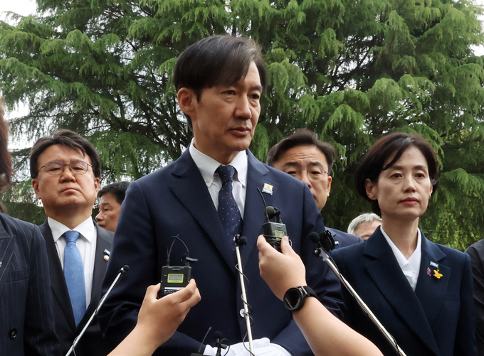 조국 조국혁신당 대표가 22일 채상병 추모식수가 식재된 전북 익산 원광대학교 창의공과대학을 찾아 헌화·묵념한 뒤 취재진의 질문에 답하고 있다. (사진=연합뉴스)