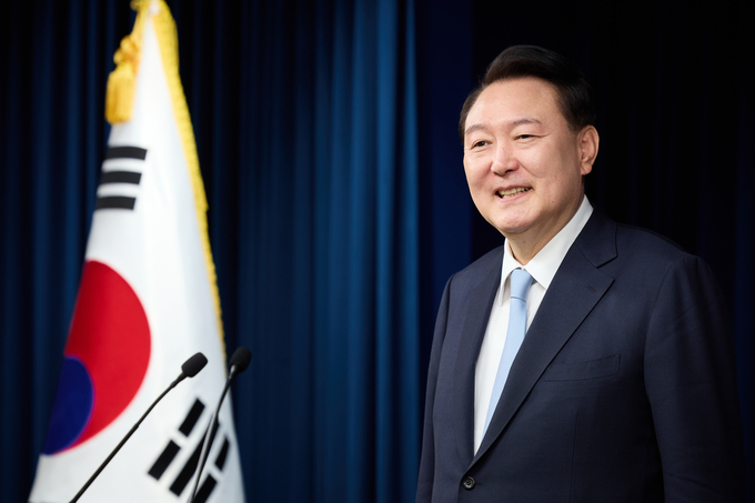 윤석열 대통령이 22일 용산 대통령실 브리핑룸에서 기자들의 질문에 미소짓고 있다. (사진=연합뉴스)