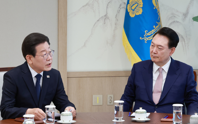 윤석열 대통령이 29일 영수회담을 위해 용산 대통령실에서 만난 이재명 더불어민주당 대표의 발언을 경청하고 있다. (시진=연합뉴스)