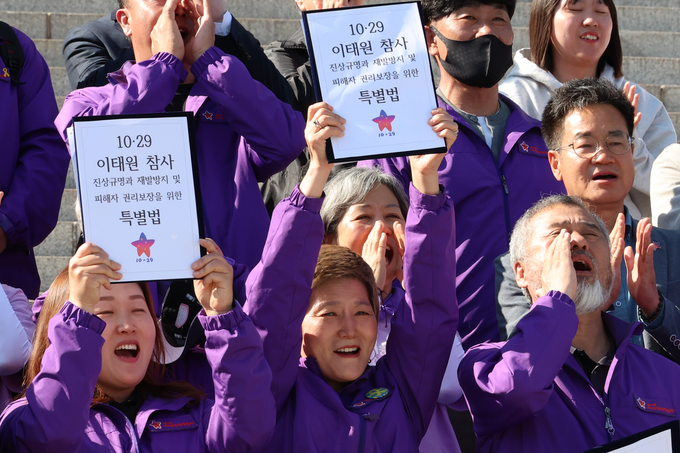  2일 오후 국회 본청 계단 앞에서 열린 이태원참사특별법 여야 합의 처리에 대한 유가족 입장발표 기자회견에서 유가족들이 법안 통과를 환영하며 함성을 지르고 있다. (사진=연합뉴스)