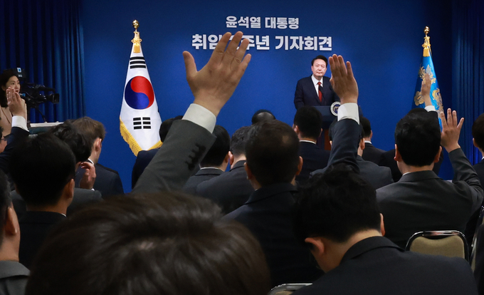윤석열 대통령이 9일 오전 서울 용산 대통령실 청사 브리핑실에서 열린 '윤석열정부 2년 국민보고 및 기자회견'에서 질문을 위해 손을 든 기자들의 모습을 바라보고 있다. (사진=연합뉴스)