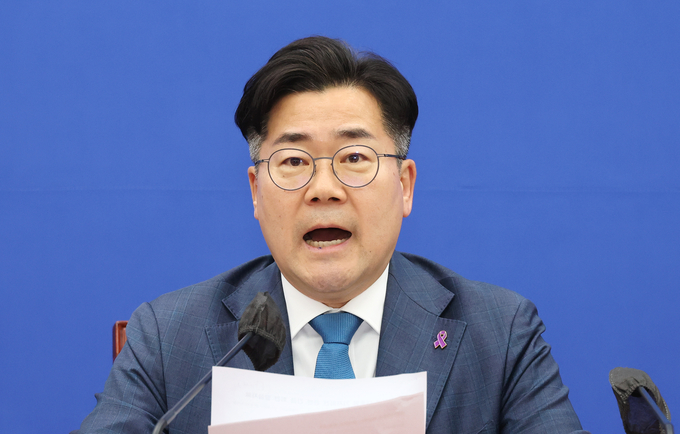 박찬대 더불어민주당 원내대표가 9일 국회에서 긴급 입장발표를 통해 윤석열 대통령의 취임 2주년 기자회견 관련 입장 발표하고 있다. (사진=연합뉴스)