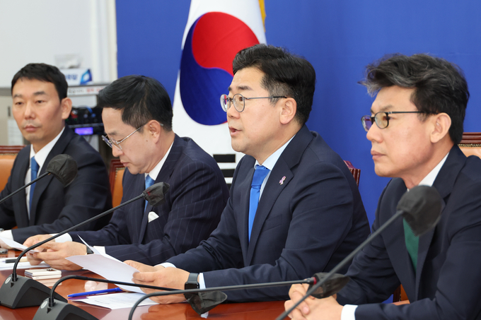 박찬대 더불어민주당 원내대표가 21일 국회에서 원내대책회의를 열고 발언하고 있다. (사진=연합뉴스)
