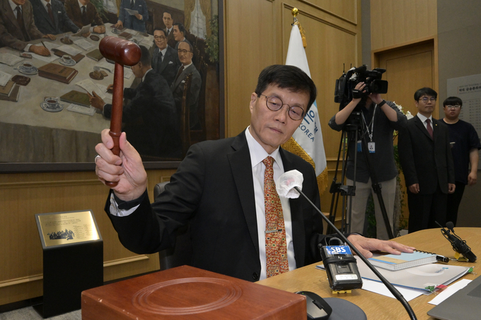 이창용 한국은행 총재가 금융통화위원회 본회의에서 의사봉을 두드리고 있다. (사진=연합뉴스 제공)