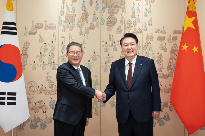 리창 중국 국무원 총리와 악수하는 윤석열 대통령