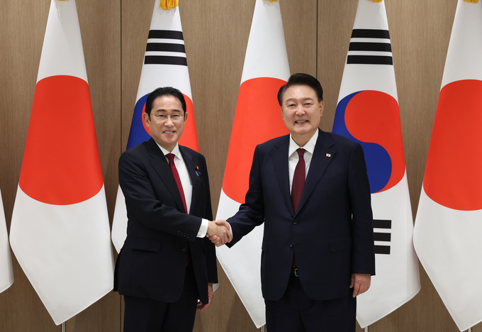 윤석열 대통령, 기시다 총리와 한일 정상회담 악수