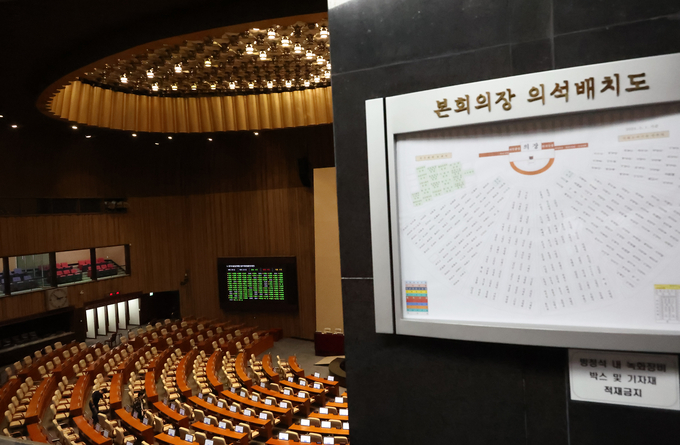 채상병특검법 재표결을 하루 앞둔 27일 국회 직원들이 본회의장 전자 투표 시스템을 점검하고 있다. (사진=연합뉴스)