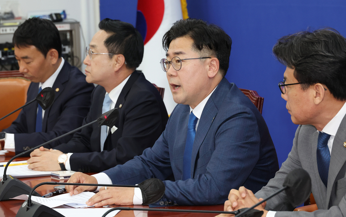 박찬대 더불어민주당 원내대표가 28일 국회 원내대책회의에서 본회의 관련 입장을 밝히고 있다. (사진=연합뉴스)
