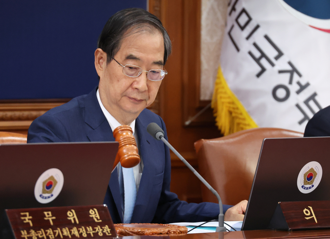 한덕수 국무총리가 29일 정부서울청사에서 열린 임시 국무회의에서 의사봉을 두드리고 있다. (사진=연합뉴스)