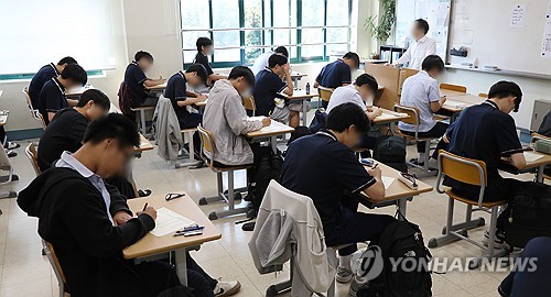 6월 모의평가 답안지 작성하는 수험생 2025학년도 대학수학능력시험 6월 모의평가가 열린 지난 4일 서울 용산구의 한 고등학교에서 고등학교 3학년 수험생들이 1교시 국어 영역 시험 답안지를 작성하고 있다.