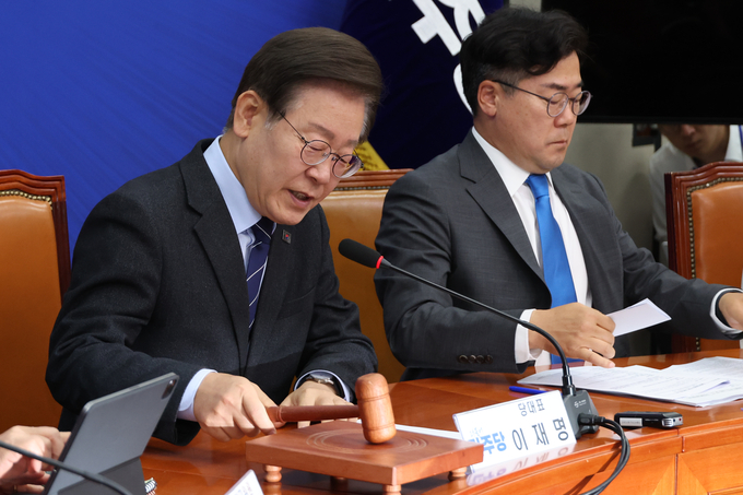 이재명 더불어민주당 대표가 10일 국회에서 열린 최고위원회의에서 당헌·당규 개정안을 의결하고 있다. (사진=연합뉴스)