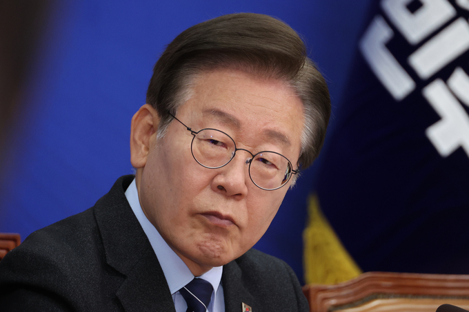 이재명 더불어민주당 대표가 10일 오전 국회에서 열린 최고위원회의에 참석해 지도부의 모두발언을 경청하고 있다. (사진=연합뉴스)