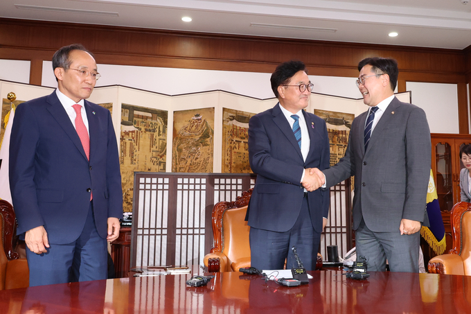 우원식 국회의장(가운데)이 추경호 국민의힘 원내대표(왼쪽), 박찬대 더불어민주당 원내대표와 함께 원 구성 관련 논의를 위해 10일 국회에서 회동을 실시했다. (사진=연합뉴스)