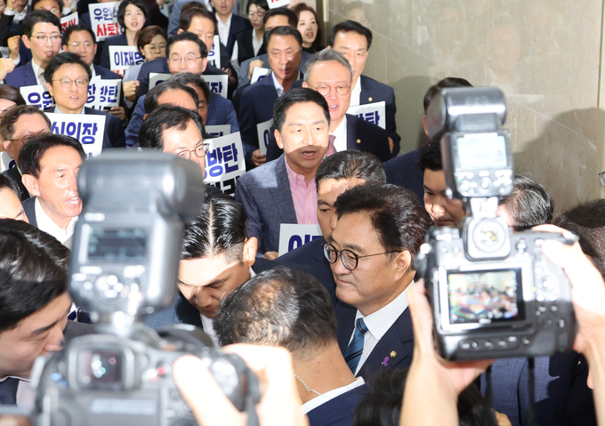 우원식 국회의장이 10일 국민의힘 의원들의 항의 속에 본회의를 위해 의장실을 나서고 있다. (사진=연합뉴스)