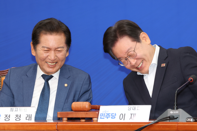 더불어민주당 이재명 대표와 정청래 최고위원이 12일 국회에서 열린 최고위원회의에 참석해 미소짓고 있다. (사진=연합뉴스)