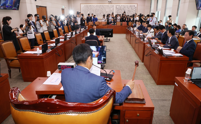 정청래 국회 법제사법위원회 위원장이 12일 국회에서 여당 소속 위원들이 모두 불참한 가운데 법사위 전체회의를 열고 의사봉을 두드리고 있다. (사진=연합뉴스)
