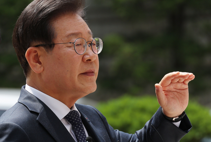 이재명 더불어민주당 대표가 지난 14일 서울 서초동 서울중앙지법에서 열리는 공직선거법 관련 재판에 출석하기에 앞서 취재진 앞에서 입장을 말하고 있다. (사진=연합뉴스)