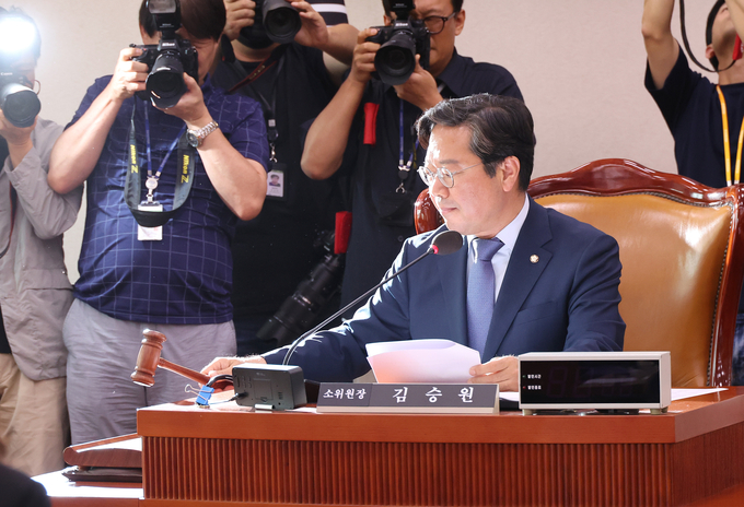 더불어민주당 소속 김승원 국회 법제사법위원회 소위원장이 17일 오후 국회에서 열린 순직 해병 수사 방해 및 사건 은폐 등의 진상규명을 위한 특별검사 임명에 관한 법률안을 심사하는 제1차 법제사법위원회 법안심사제1소위원회에서 의사봉을 두드리고 있다. (사진=연합뉴스)