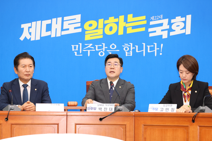 박찬대 더불어민주당 당대표 직무대행 겸 원내대표가 26일 국회에서 열린 최고위원회의에서 발언하고 있다. (사진=연합뉴스)